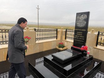 Qaradağ Rayon İcra Hakimiyyətinin başçısı Natiq Əliyev şəhid Əzizov Fikrət Abbas oğlunun məzarını ziyarət etmişdir