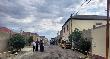 Ümid qəsəbəsində asfalt örtüyü salınır