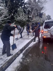 Qaradağ yollarının qardan təmizlənməsi gecə saatlarında davam edir