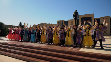QARADAĞDA UŞAQLARIN RƏNGARƏNG DÜNYASI BAYRAMA ÇEVRİLDİ
