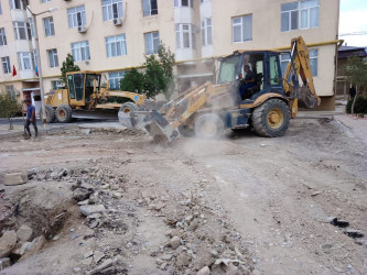 Sahil qəsəbəsi M.Seyidov küçəsində asfalt örtüyünün salınması üçün hazırlıq işləri aparılır
