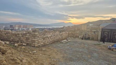 Qaradağ rayonunda qanunsuz tikililər sökülür