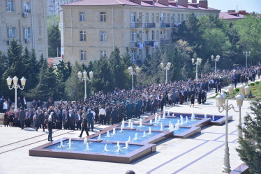Ümummilli Lider Heydər Əliyevin anadan olmasının 103-cü ildönümü münasibətilə Lökbatan qəsəbəsində yerləşən Heydər Əliyev abidəsi önünə gülqoyma mərasimi keçirilmişdir