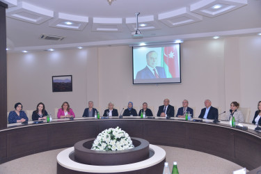 Ulu Öndər Heydər Əliyevin anadan olmasının 102-ci ildönümünə həsr olunmuş “Konstitusiya və Suverenlik İli” çərçivəsində “Heydər Əliyev müstəqil Azərbaycan Konstitusiyasının banisidir” mövzusunda dəyirmi masa keçirildi