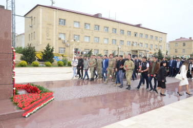 10 may 2023-cü ildə Ümummilli Lider Heydər Əliyevin anadan olmasının 100-cü ildönümü ilə əlaqədar abidə önünə gülqoyma mərasimi keçirildi