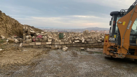 Qaradağ rayonunda qanunsuz tikililər sökülür