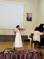 Lökbatan qəsəbəsindəki Cabbar Qaryağdıoğlu adına 9 nömrəli Uşaq Musiqi Məktəbində müstəqilliyimizin 107-ci ildönümünə həsr olunmuş tədbir