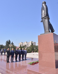 Ümummilli Lider Heydər Əliyevin anadan olmasının 103-cü ildönümü münasibətilə Lökbatan qəsəbəsində yerləşən Heydər Əliyev abidəsi önünə gülqoyma mərasimi keçirilmişdir
