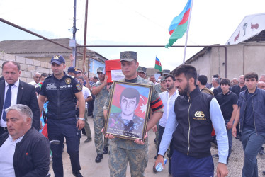 İtkin düşən döyüşçüsü Abdullayev Cəlal Xankişi oğlunun meyitinin qalıqları bu gün şəhidin yaşadığı Qaradağ rayon Qobustan qəsəbəsinə gətirilərək dəfn olunub.