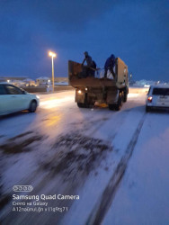 Qaradağ yollarının qardan təmizlənməsi gecə saatlarında davam edir