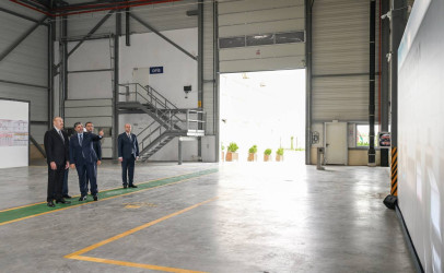 İlham Əliyev Qaradağ rayonunda kağız və gigiyenik məhsulların istehsalı müəssisəsinin açılışında iştirak edib