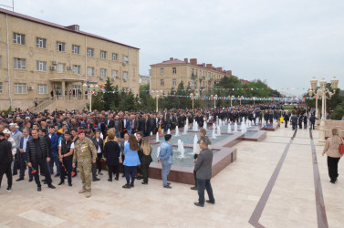 10 may 2023-cü ildə Ümummilli Lider Heydər Əliyevin anadan olmasının 100-cü ildönümü ilə əlaqədar abidə önünə gülqoyma mərasimi keçirildi