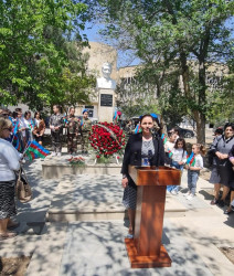 Sahil qəsəbəsində Məhərrəm Seyidovun anadan olmasının 57-ci, şəhadətə yüksəlməsinin 29-cu ili münasibətilə adını daşıyan parkda büstü önündə anım tədbiri keçirildi