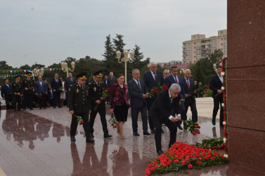 10 may 2023-cü ildə Ümummilli Lider Heydər Əliyevin anadan olmasının 100-cü ildönümü ilə əlaqədar abidə önünə gülqoyma mərasimi keçirildi