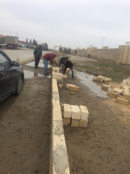 Qobustan qəsəbəsinin Salyan yolu kücəsində yol kənarında hal-hazırda park tikintisi davam etdirilir.