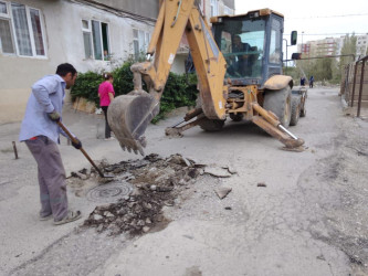Sahil qəsəbəsi M.Seyidov küçəsində asfalt örtüyünün salınması üçün hazırlıq işləri aparılır
