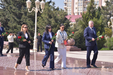 Ümummilli Lider Heydər Əliyevin anadan olmasının 103-cü ildönümü münasibətilə Lökbatan qəsəbəsində yerləşən Heydər Əliyev abidəsi önünə gülqoyma mərasimi keçirilmişdir