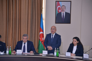Ulu Öndər Heydər Əliyevin anadan olmasının 102-ci ildönümünə həsr olunmuş “Konstitusiya və Suverenlik İli” çərçivəsində “Heydər Əliyev müstəqil Azərbaycan Konstitusiyasının banisidir” mövzusunda dəyirmi masa keçirildi
