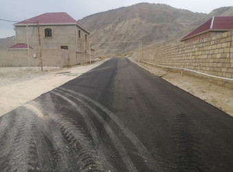 Korgöz qəsəbəsində abadlıq və infrastrukturun yaxşılaşdırılması istiqamətində tədbirlər çərçivəsində 18-ci küçədə asfalt örtüyünün yenilənməsi işləri aparılır