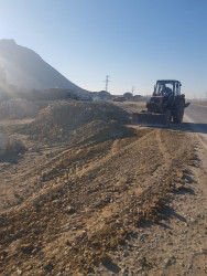 Korgöz qəsəbəsində yol kənarına tökülmüş torpaq və tikinti materialları tullantıları təmizlənir