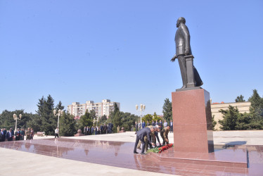 Ümummilli Lider Heydər Əliyevin anadan olmasının 103-cü ildönümü münasibətilə Lökbatan qəsəbəsində yerləşən Heydər Əliyev abidəsi önünə gülqoyma mərasimi keçirilmişdir