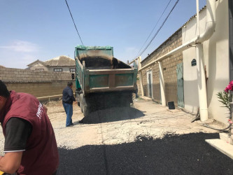 Qobustan qəsəbəsində şəhid Pünhan Abbasovun borelefi qarşısına asfalt örtüyü salınır