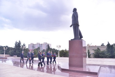 Ulu Öndər Heydər Əliyevin anadan olmasının 102-ci ildönümünə həsr olunmuş “Konstitusiya və Suverenlik İli” çərçivəsində “Heydər Əliyev müstəqil Azərbaycan Konstitusiyasının banisidir” mövzusunda dəyirmi masa keçirildi