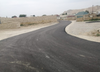 Korgöz qəsəbəsində abadlıq və infrastrukturun yaxşılaşdırılması istiqamətində tədbirlər çərçivəsində 18-ci küçədə asfalt örtüyünün yenilənməsi işləri aparılır