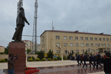 10 may 2023-cü ildə Ümummilli Lider Heydər Əliyevin anadan olmasının 100-cü ildönümü ilə əlaqədar abidə önünə gülqoyma mərasimi keçirildi