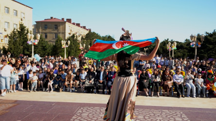 QARADAĞDA UŞAQLARIN RƏNGARƏNG DÜNYASI BAYRAMA ÇEVRİLDİ