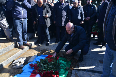 Azərbaycan Ordusunun Birinci Qarabağ müharibəsində itkin düşən döyüşçüsü Hüseynov Rafiq Hüseyn oğlunun nəşinin qalıqları Şəhidlər xiyabanına gətirilərək dəfn olundu.