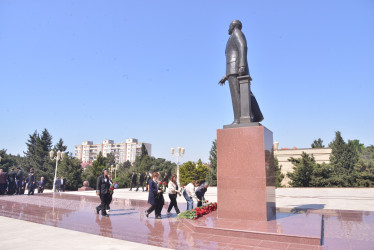 Ümummilli Lider Heydər Əliyevin anadan olmasının 103-cü ildönümü münasibətilə Lökbatan qəsəbəsində yerləşən Heydər Əliyev abidəsi önünə gülqoyma mərasimi keçirilmişdir