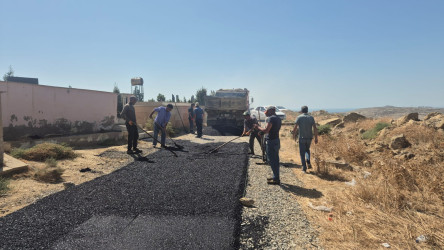 “Şəhərsalma və Memarlıq İli” çərçivəsində Qaradağ rayonunun Lökbatan qəsəbəsində asfaltlama işləri aparılır.