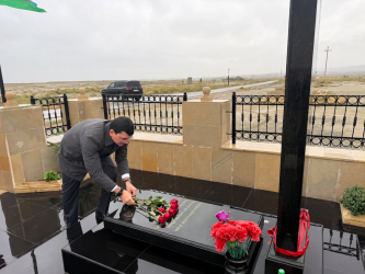Qaradağ Rayon İcra Hakimiyyətinin başçısı Natiq Əliyev şəhid Əzizov Fikrət Abbas oğlunun məzarını ziyarət etmişdir