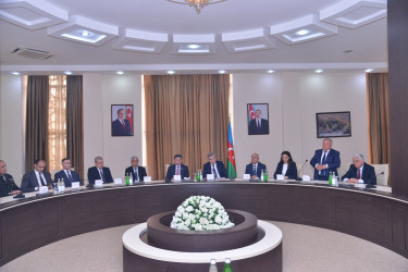 Ulu Öndər Heydər Əliyevin anadan olmasının 102-ci ildönümünə həsr olunmuş “Konstitusiya və Suverenlik İli” çərçivəsində “Heydər Əliyev müstəqil Azərbaycan Konstitusiyasının banisidir” mövzusunda dəyirmi masa keçirildi
