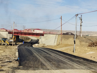 Qaradağ rayonu Qobustan qəsəbəsində asfalt örtüyü salınır
