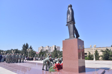 Ümummilli Lider Heydər Əliyevin anadan olmasının 103-cü ildönümü münasibətilə Lökbatan qəsəbəsində yerləşən Heydər Əliyev abidəsi önünə gülqoyma mərasimi keçirilmişdir