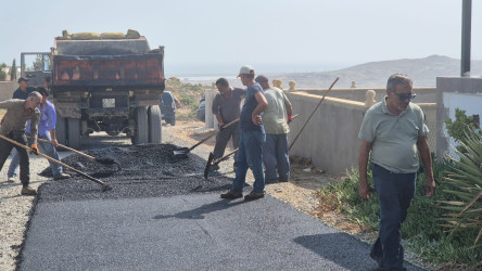 “Şəhərsalma və Memarlıq İli” çərçivəsində Qaradağ rayonunun Lökbatan qəsəbəsində asfaltlama işləri aparılır.