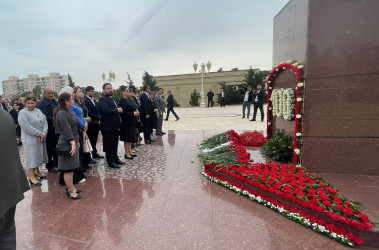 10 may 2023-cü ildə Ümummilli Lider Heydər Əliyevin anadan olmasının 100-cü ildönümü ilə əlaqədar abidə önünə gülqoyma mərasimi keçirildi