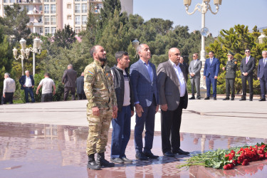 Ümummilli Lider Heydər Əliyevin anadan olmasının 103-cü ildönümü münasibətilə Lökbatan qəsəbəsində yerləşən Heydər Əliyev abidəsi önünə gülqoyma mərasimi keçirilmişdir