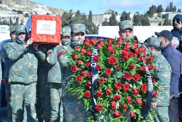 Azərbaycan Ordusunun Birinci Qarabağ müharibəsində itkin düşən döyüşçüsü Hüseynov Rafiq Hüseyn oğlunun nəşinin qalıqları Şəhidlər xiyabanına gətirilərək dəfn olundu.