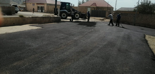Qızıldaş qəsəbəsində asfalt örtüyü salınır