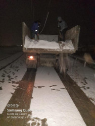 Qaradağ yollarının qardan təmizlənməsi gecə saatlarında davam edir