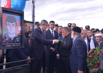 İtkin düşən döyüşçüsü Abdullayev Cəlal Xankişi oğlunun meyitinin qalıqları bu gün şəhidin yaşadığı Qaradağ rayon Qobustan qəsəbəsinə gətirilərək dəfn olunub.