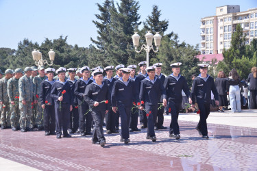 Ümummilli Lider Heydər Əliyevin anadan olmasının 103-cü ildönümü münasibətilə Lökbatan qəsəbəsində yerləşən Heydər Əliyev abidəsi önünə gülqoyma mərasimi keçirilmişdir