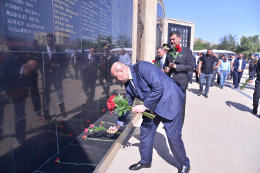 Qaradağ rayonunda “Şəhidlər” abidə kompleksinin önünə əklilqoyma mərasimi keçirildi.