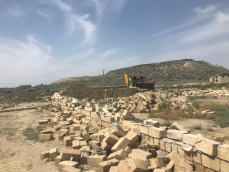 Qobustan qəsəbəsində qanunsuz tikinti işlərinin qarşısı alınması işləri davam edir