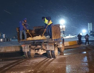 Qaradağ yollarının qardan təmizlənməsi gecə saatlarında davam edir