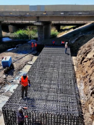Qobustanda qəzalı körpü sökülərək yeni körpünün inşasına start verilib