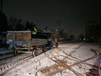 Qaradağ yollarının qardan təmizlənməsi gecə saatlarında davam edir